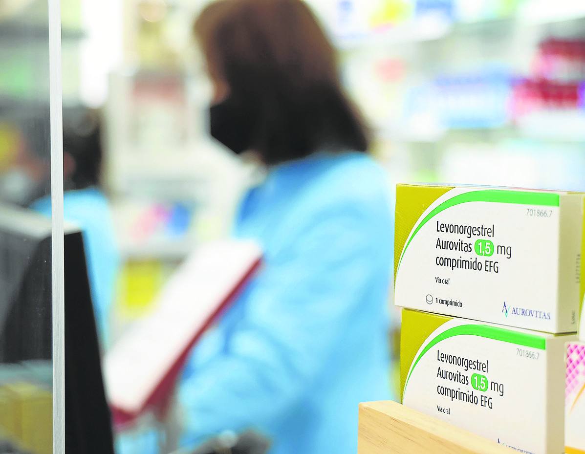 Envases de la píldora del día después en una oficina de farmacia.