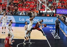 Radebaugh intenta dar un pase, este miércoles en el partido contra el Real Madrid.