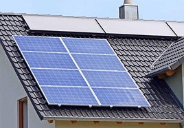 Paneles solares en el tejada de una vivienda en una imagen de archivo.
