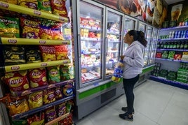 Una mujer haciendo la compra, en una imagen de archivo.