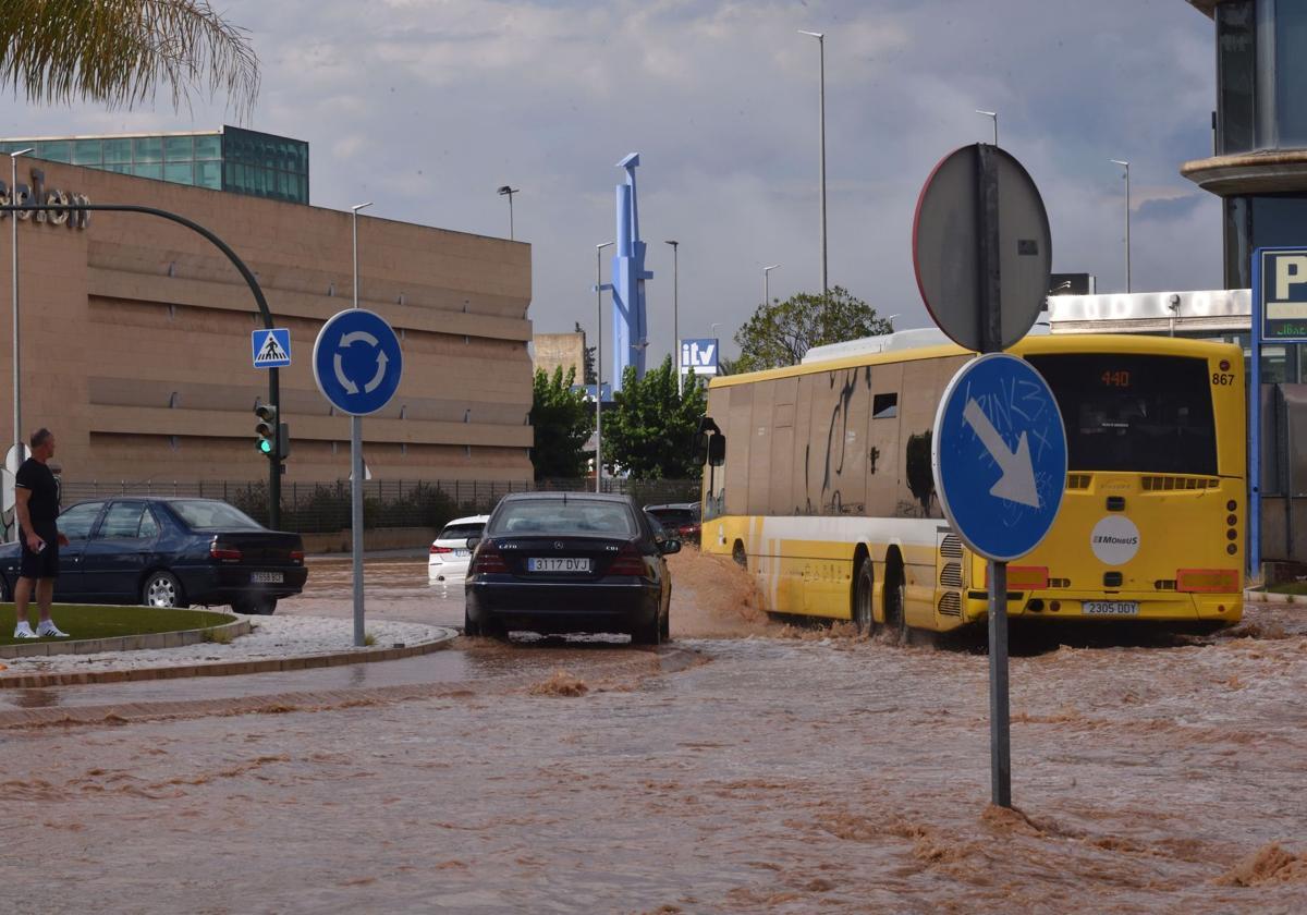 Lluvia acumulada en una rotonda cerca de Espinardo, este lunes.