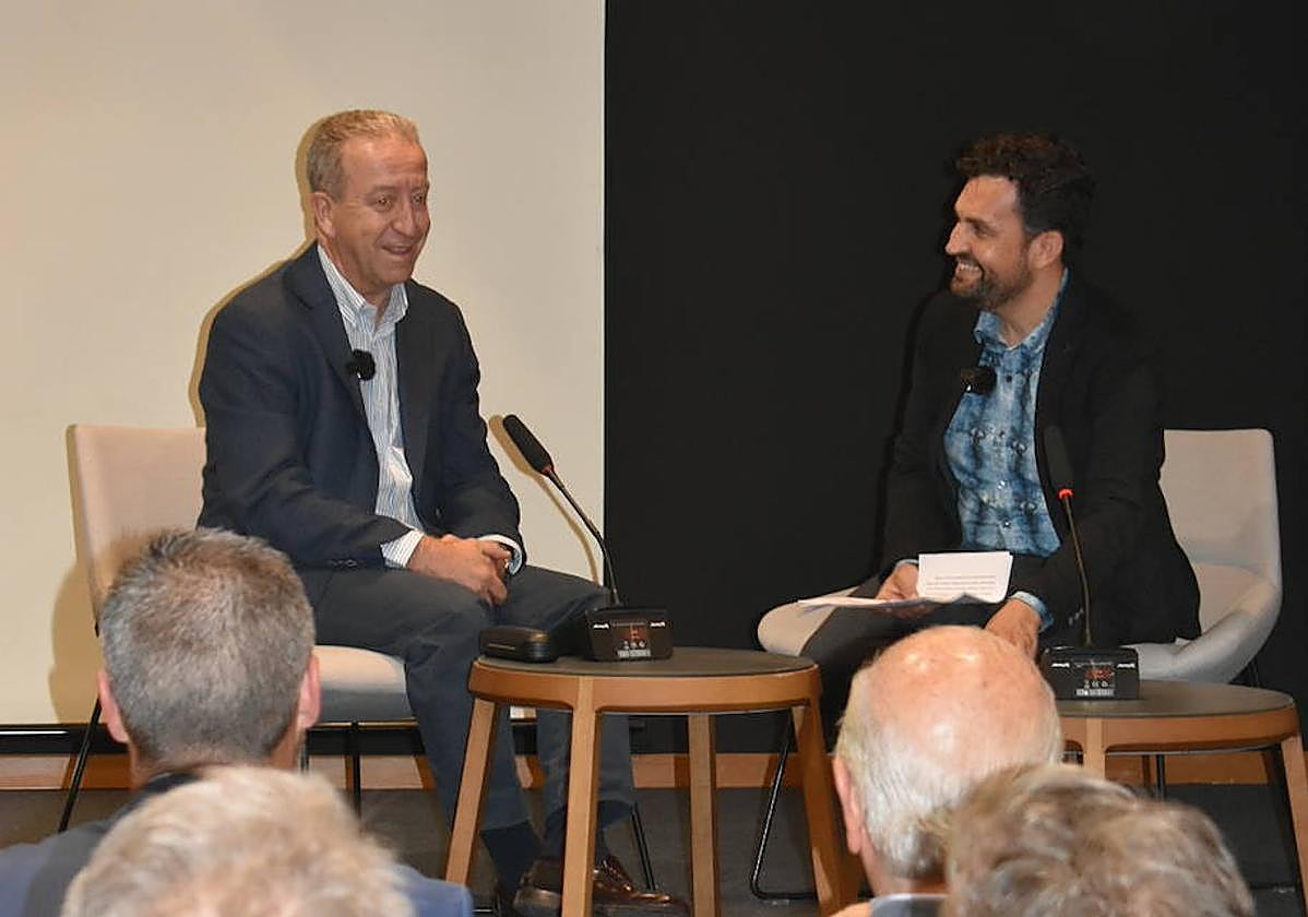 Juan de Dios de la Hoz durante su intervención en el Aula de Cultura de LA VERDAD.
