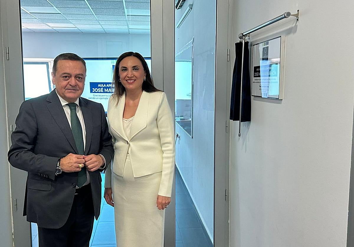 José María Albarracín y la directora del centro educativo, María del Mar Sánchez, junto a la placaque anuncia el aula 'Aprende a emprender' comoreconocimiento al legado del empresario.
