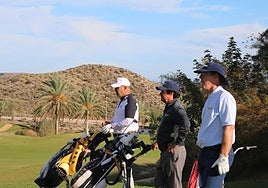 Miguel Ángel Martín (c) en uno de los 'tees' de Aguilón Golf, junto a Charci Balmaseda (i) y Carl Suneson, durante uno de los campeonatos de España sénior disputados en el recorrido.
