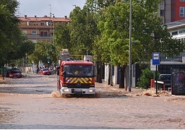 Un camión de bomberos atraviesa una de las calles inundadas por la rambla de Espinardo este miércoles.