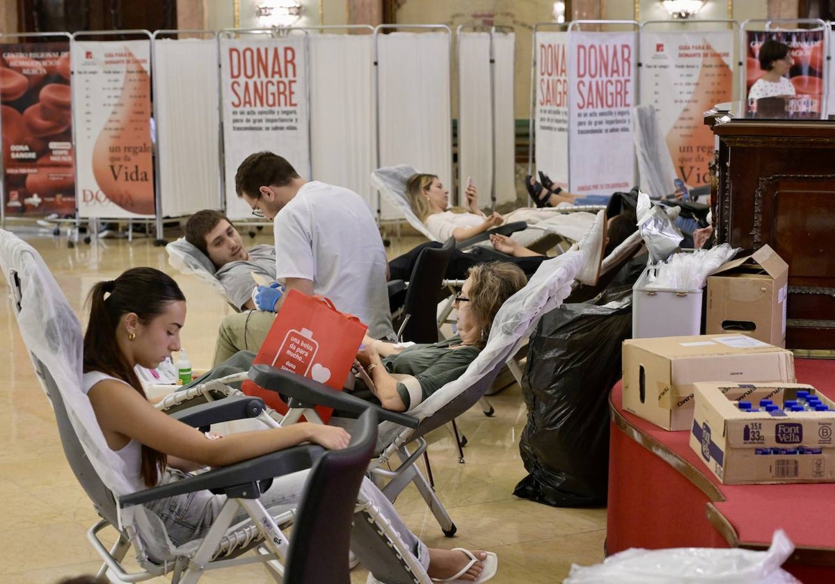 Donantes de sangre este jueves durante la maratón organizada por el Centro Regional de Hemodonación en el Ayuntamiento de Murcia.