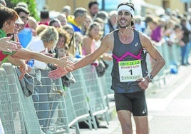 Mohamed Katir saludando al público en una de sus últimas competiciones antes de der sancionado, en la carrera de Costa de Ajo (Cantabria), en octubre del año pasado.