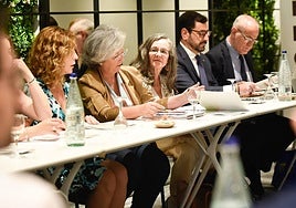 Juana Pérez (segunda izq.), en la presentación del informe.