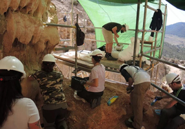 Trabajos en el yacimiento paleontológico de la Sierra de Quibas.