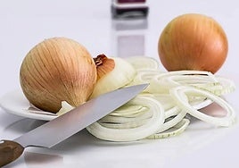 Dos cebollas en una imagen de archivo.