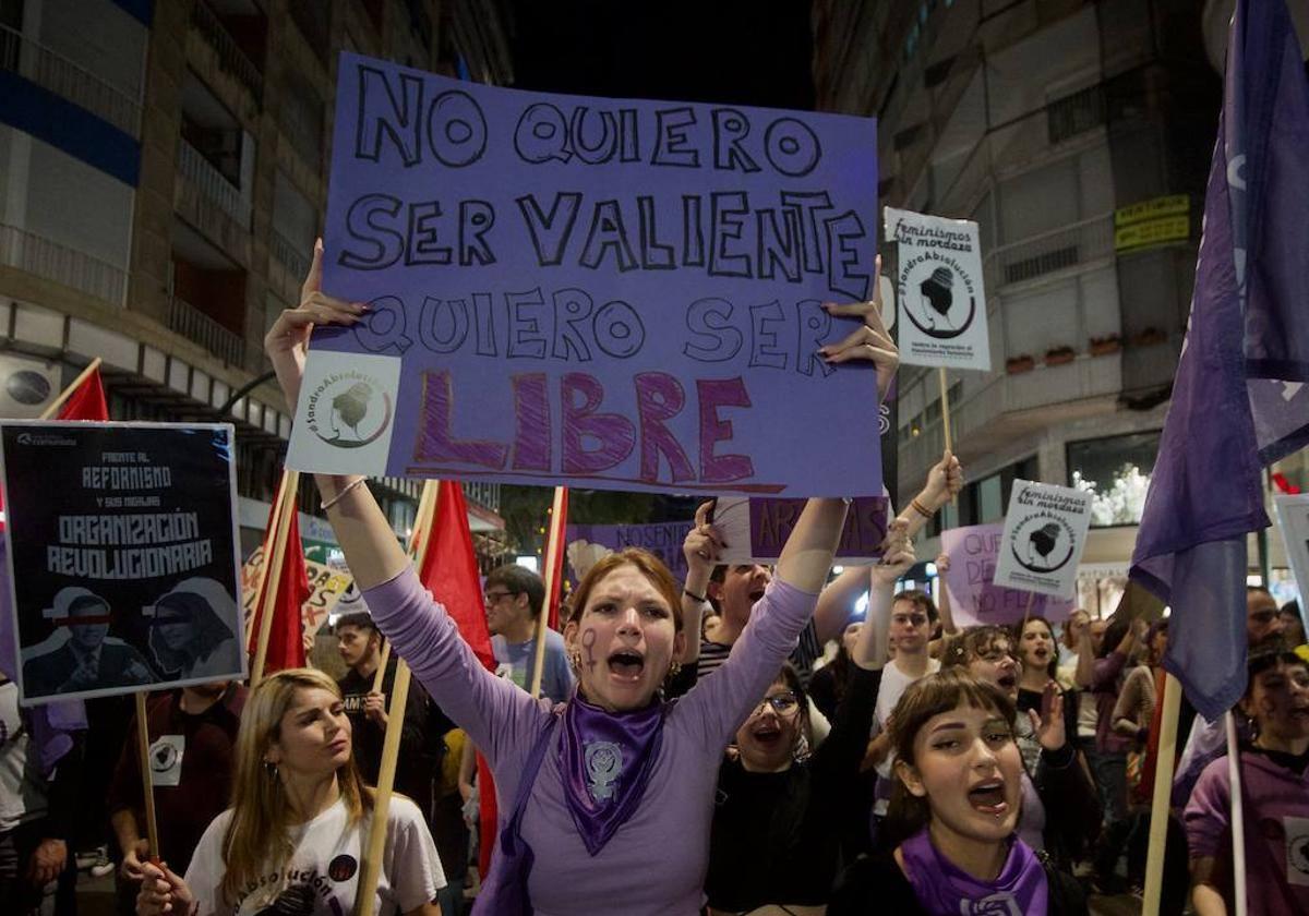 Una joven sostiene una pancarta en contra de la violencia de género, en una imagen de archivo.