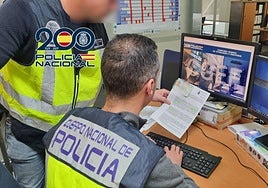 Un agente de la Policía Nacional examinando un documento.