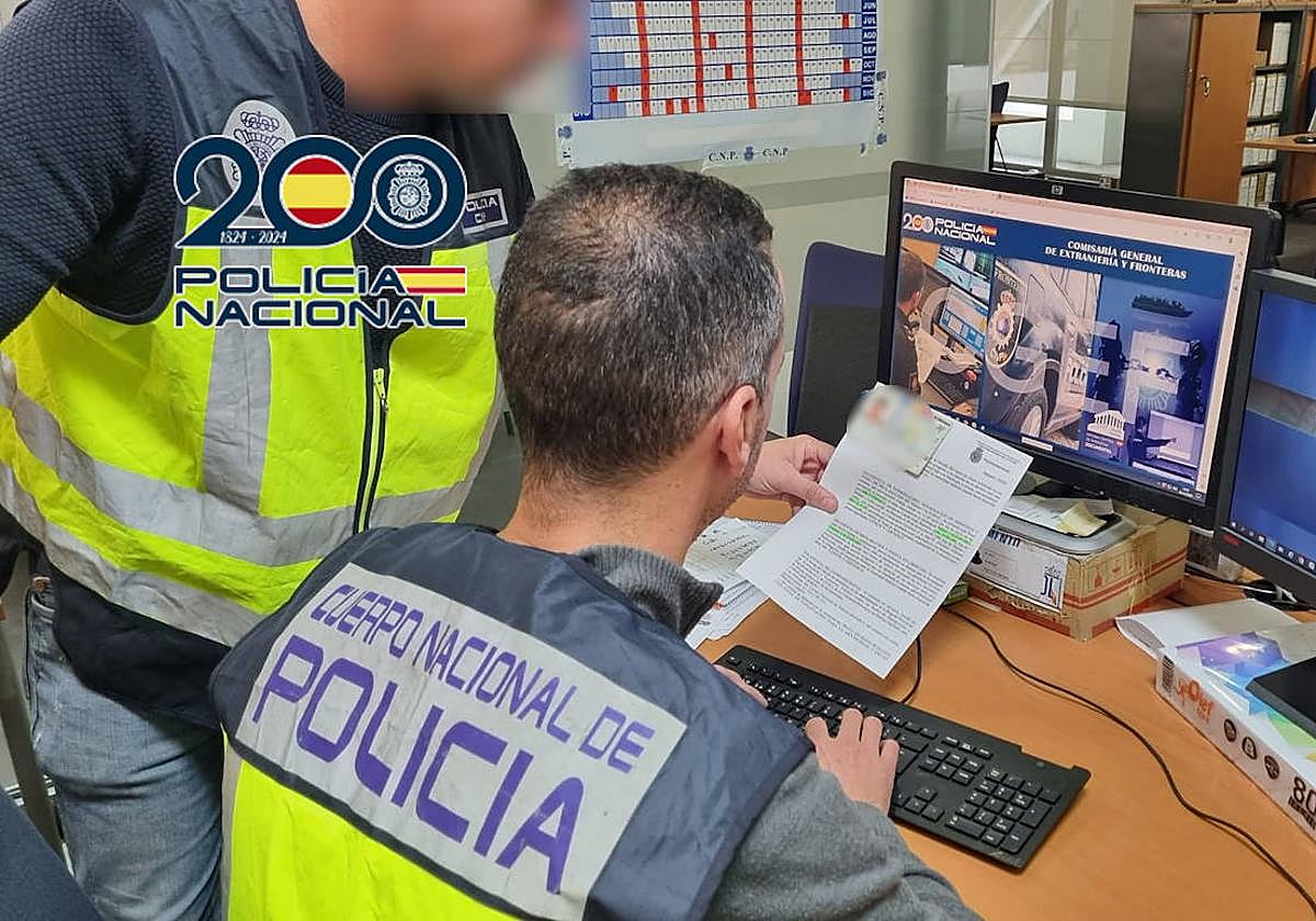 Un agente de la Policía Nacional examinando un documento.