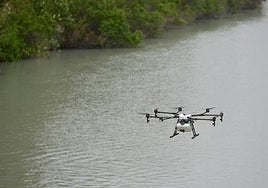 Uno de los drones empleados por el Ayuntamiento para acceder a zonas complicadas que pueden ser foco para los mosquitos.