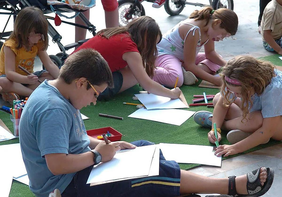 Niños realizan actividades, en una imagen de archivo.