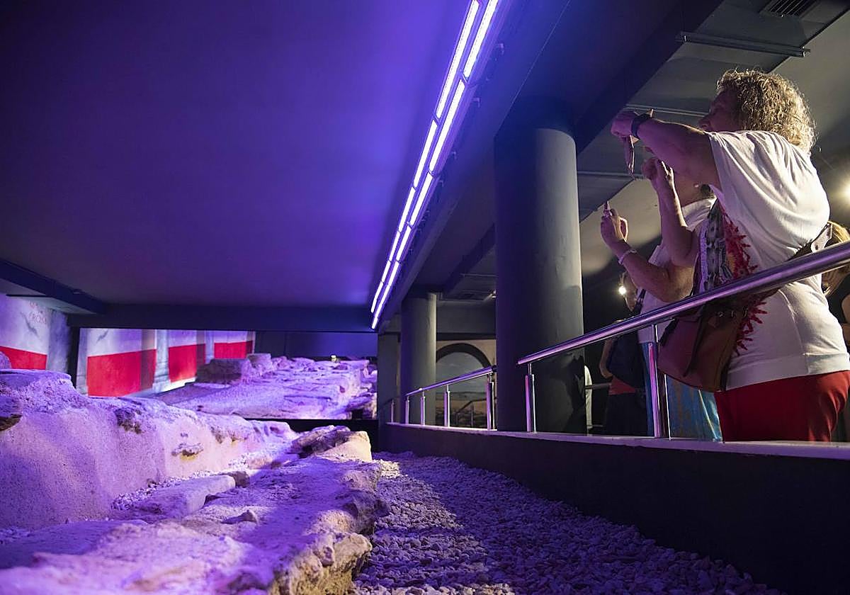 Una visitante fotografía los restos del 'Cardo Maximo', la calzada por la que Escipión entró a Cartagena.