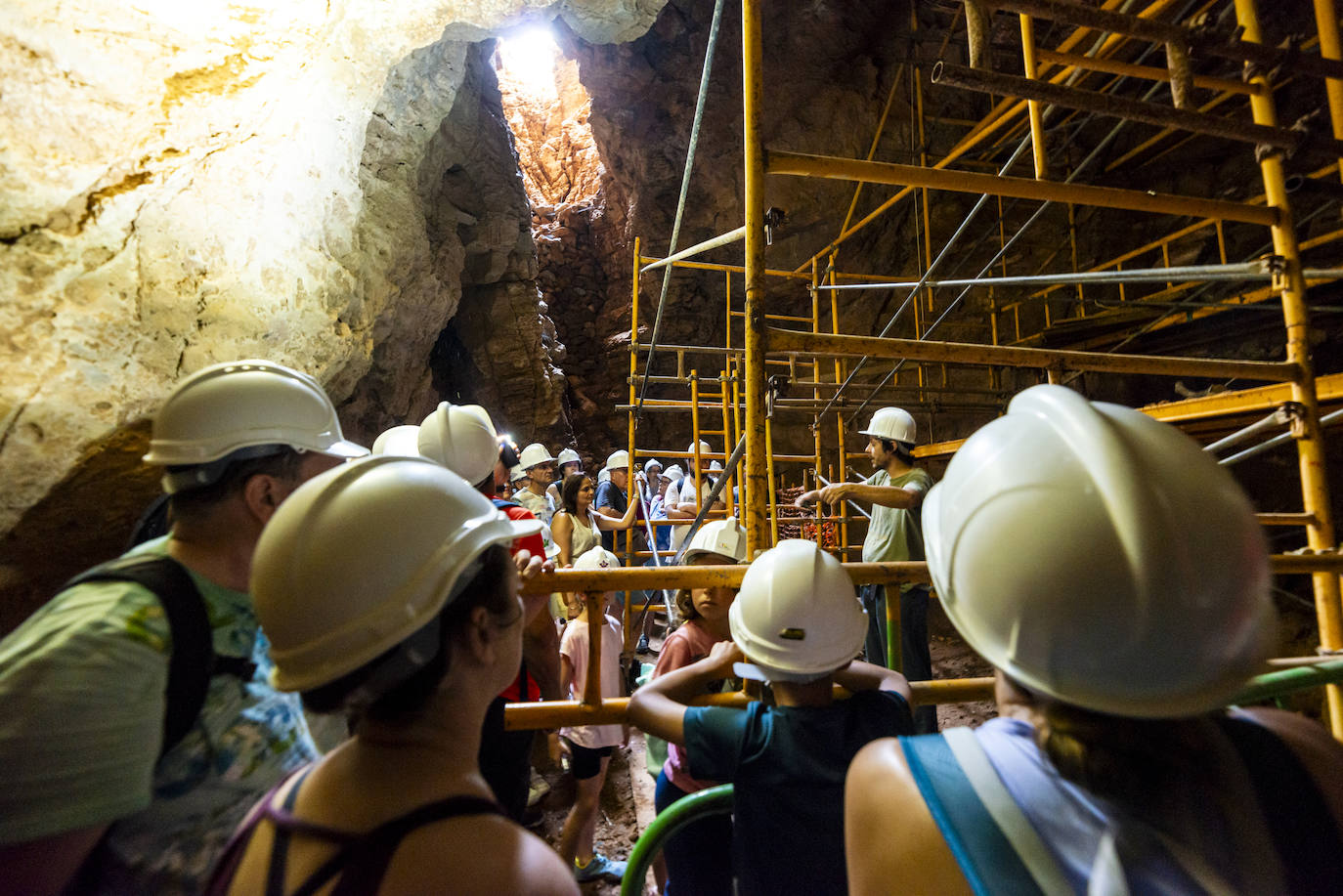 Las imágenes a la visita a la Sima de las Palomas, en Torre Pacheco