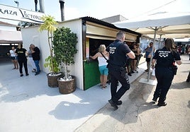 Agentes de policía en la cantina de El Raal.