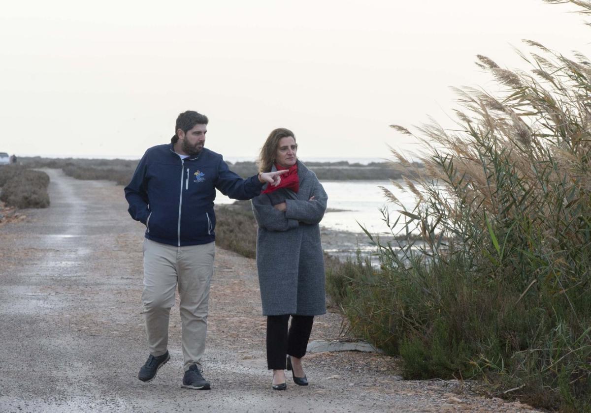 López Miras y Ribera pasean junto al Mar Menor, en San Pedro, en enero. Debajo, carta de Ribera.