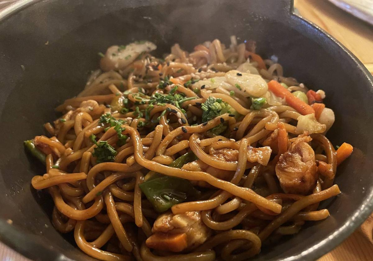 Fideos orientales con pollo