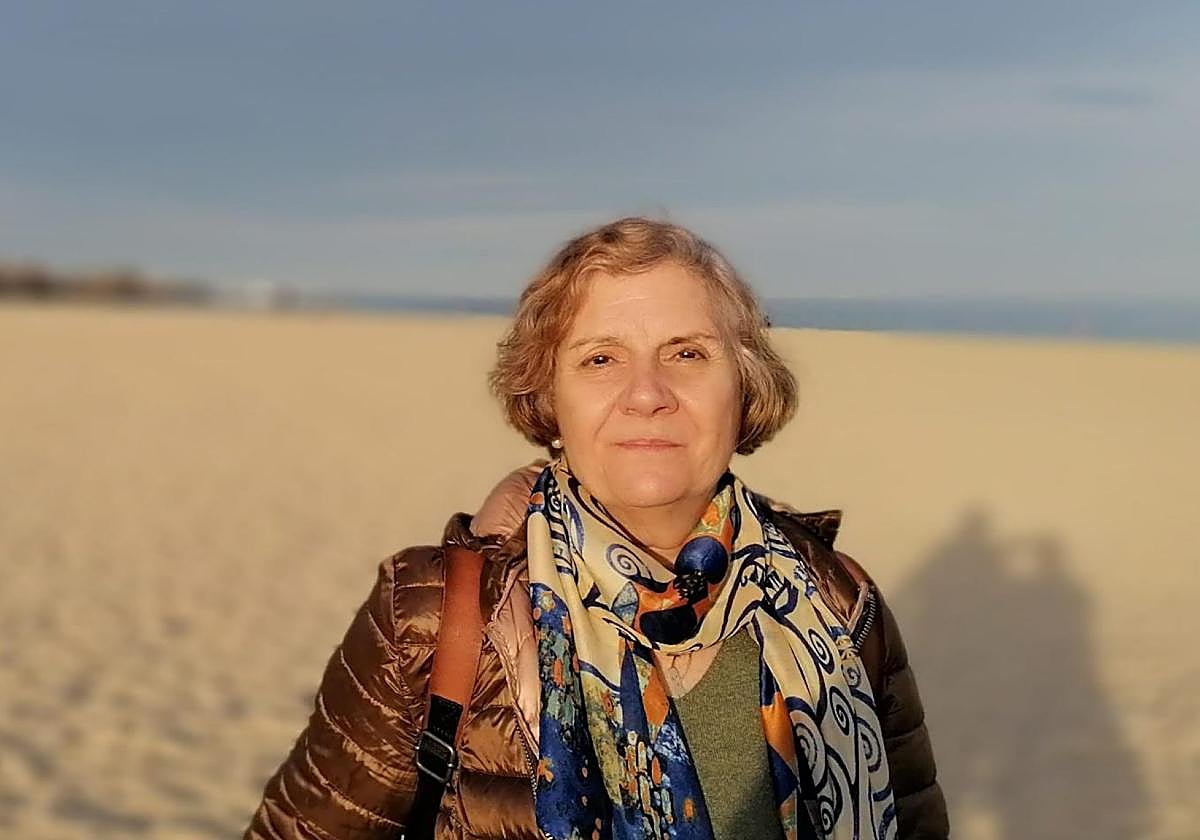 La escritora catalana Dolors Cruells I Burón en la playa.