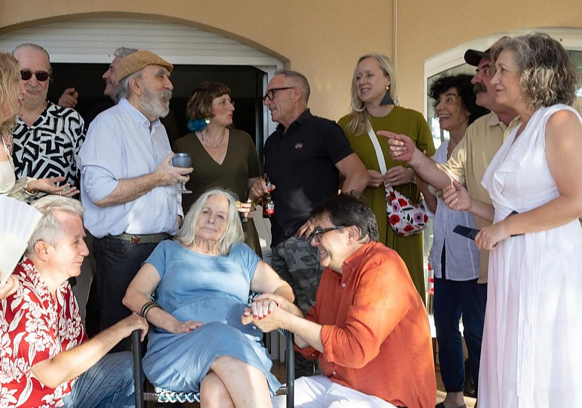 Dora Catarineu, rodeada de artistas y de gente de la cultura, en su casa de Murcia.