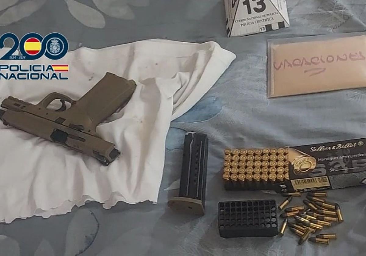 Pistola y munición hallada en el domicilio de uno de los detenidos por la Policía Nacional por integrar una organización que extorsionaba y amenazaba a empresarios.