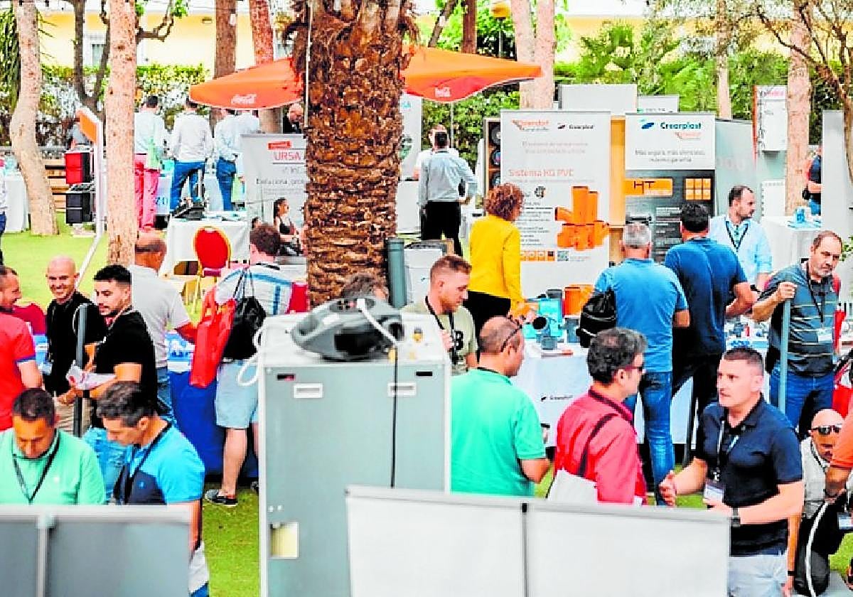 Alta afluencia de asistentes en la feria comercial.