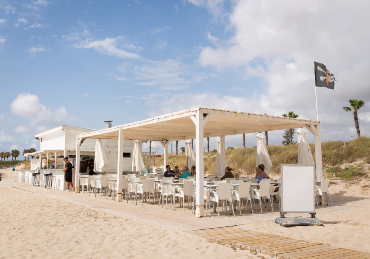 Uno de los chiringuitos de la playa de Mil Palmeras, el verano pasado.