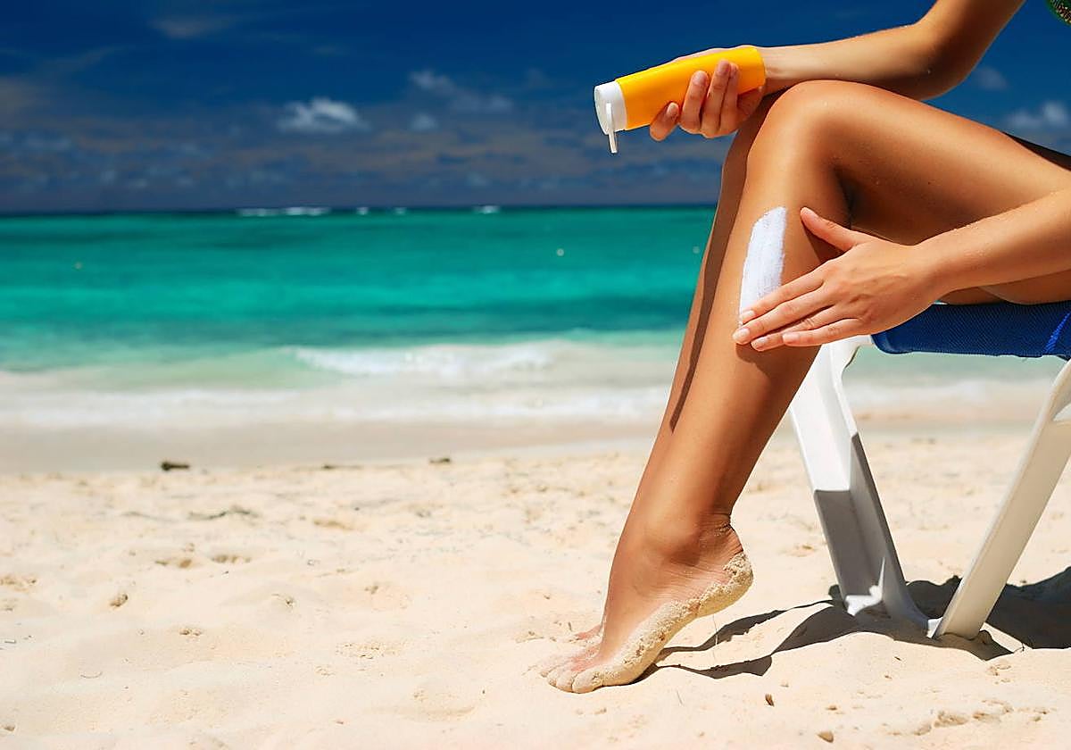Una mujer aplicándose crema protectora