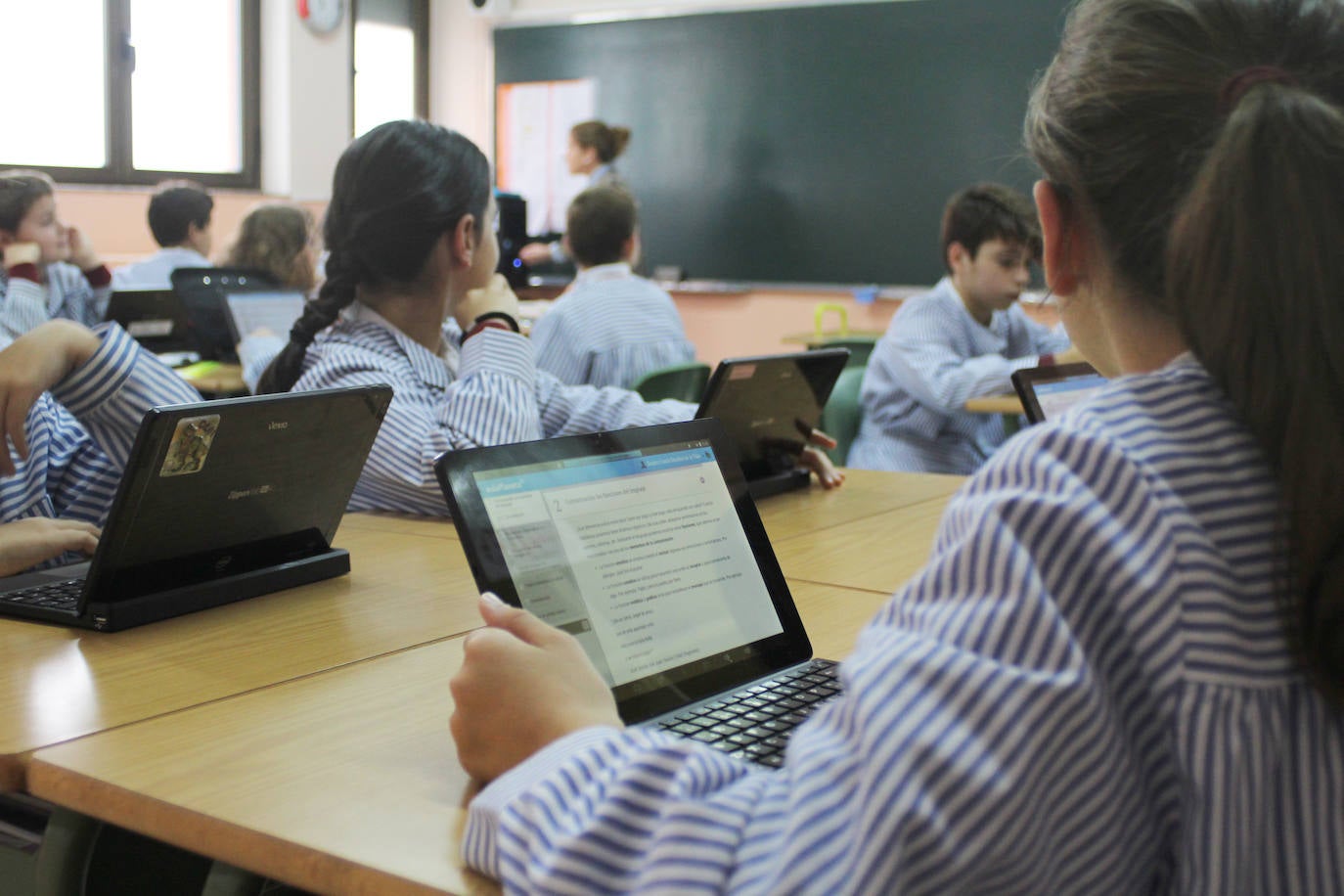 Alumnos con portátiles en un colegio, en una foto de archivo.