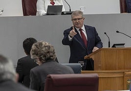 Vélez se dirige a López Miras, durante la segunda sesión del debate, este miércoles.