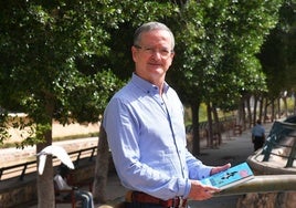 José María Mollinedo con su libro, ayer en Murcia.