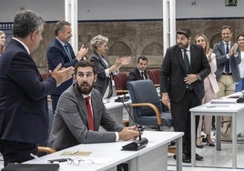 Los parlamentarios del PP aplauden a Fernando López Miras, durante la sesión de este miércoles al finalizar el Debate del estado de la Región.