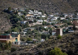 Vista general del Camping Naturista El Portús, donde se ven las parcelas y los bungalós.