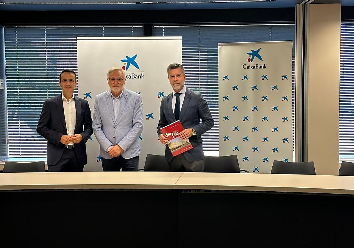De izq. a dcha., Juan Jesús Lozano, director Región de Murcia de CaixaBank; Pedro Ángel Roca, presidente de Ifepa y alcalde de Torre Pacheco, y Antonio Miras, director de Ifepa, en la firma del convenio.