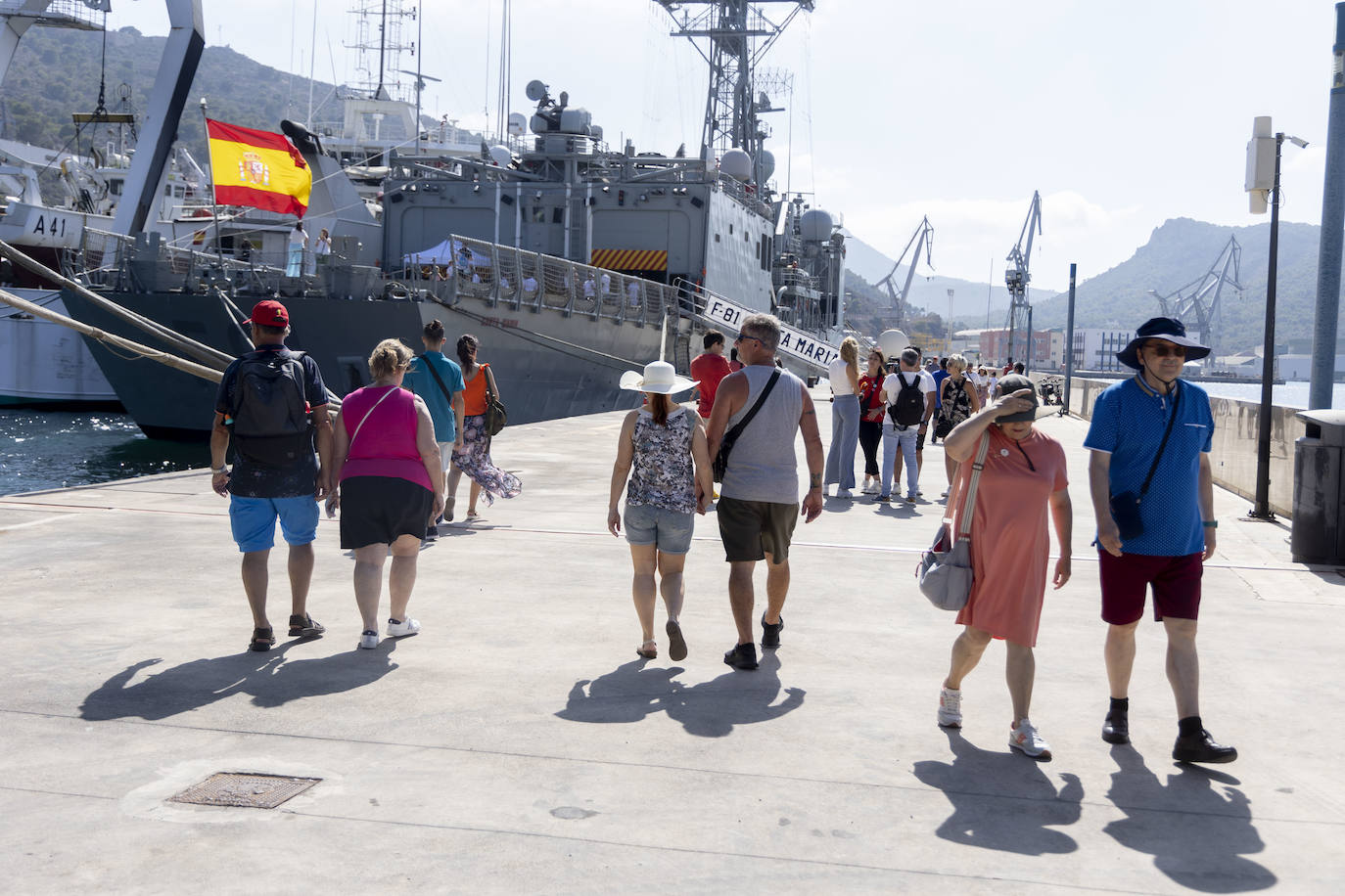 La visita a los buques de la armada en Cartagena, en imágenes