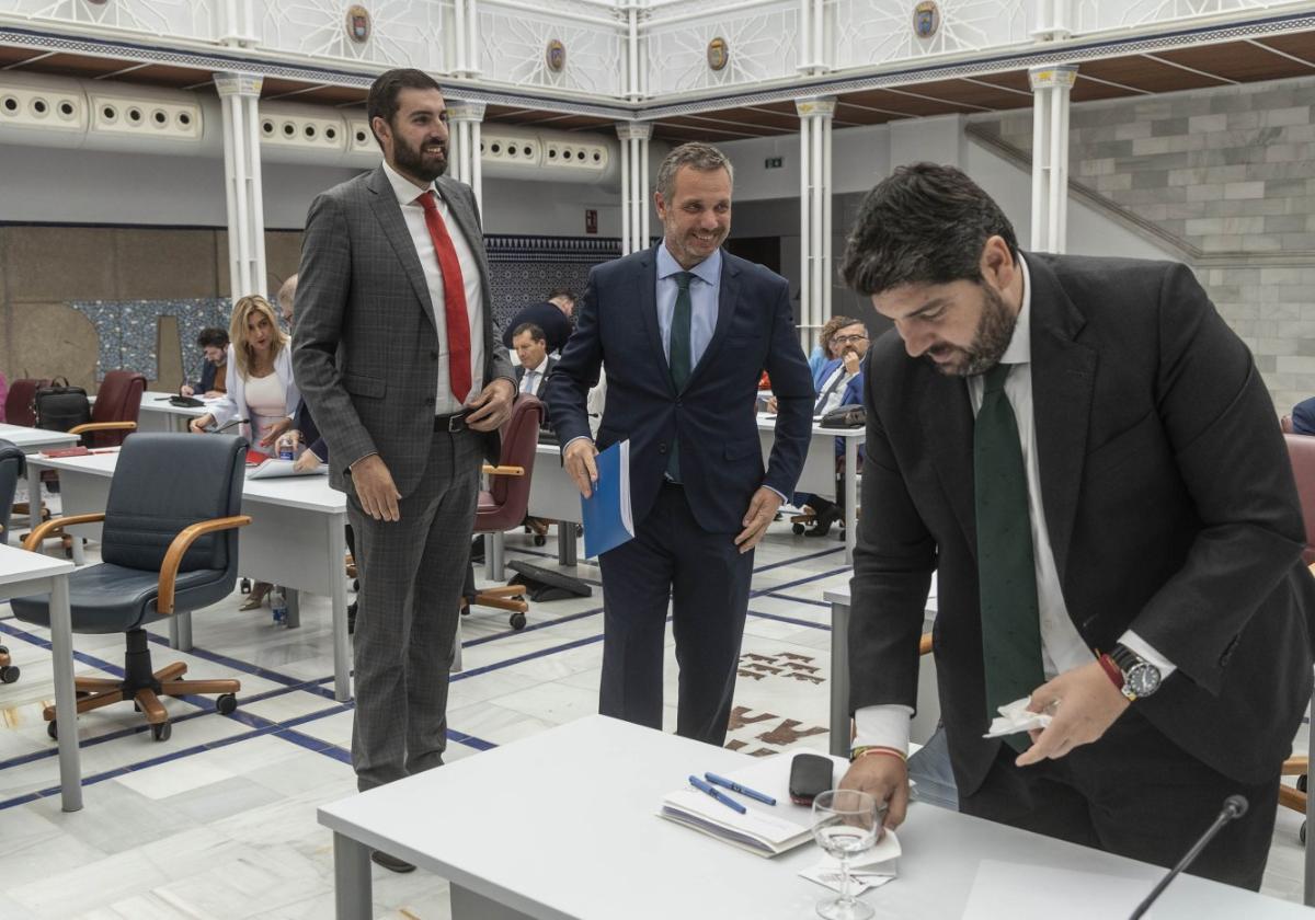 José Ángel Antelo, Joaquín Segado y López Miras, en la segunda jornada del debate en la Asamblea Regional.