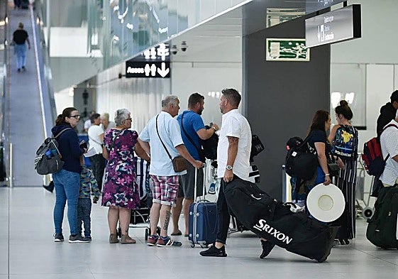 Turistas en el aeropuerto de la Región de Murcia, en una imagen de archivo.