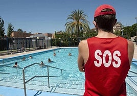 Un socorrista en la piscina municipal Murcia Parque, en una fotografía de archivo.