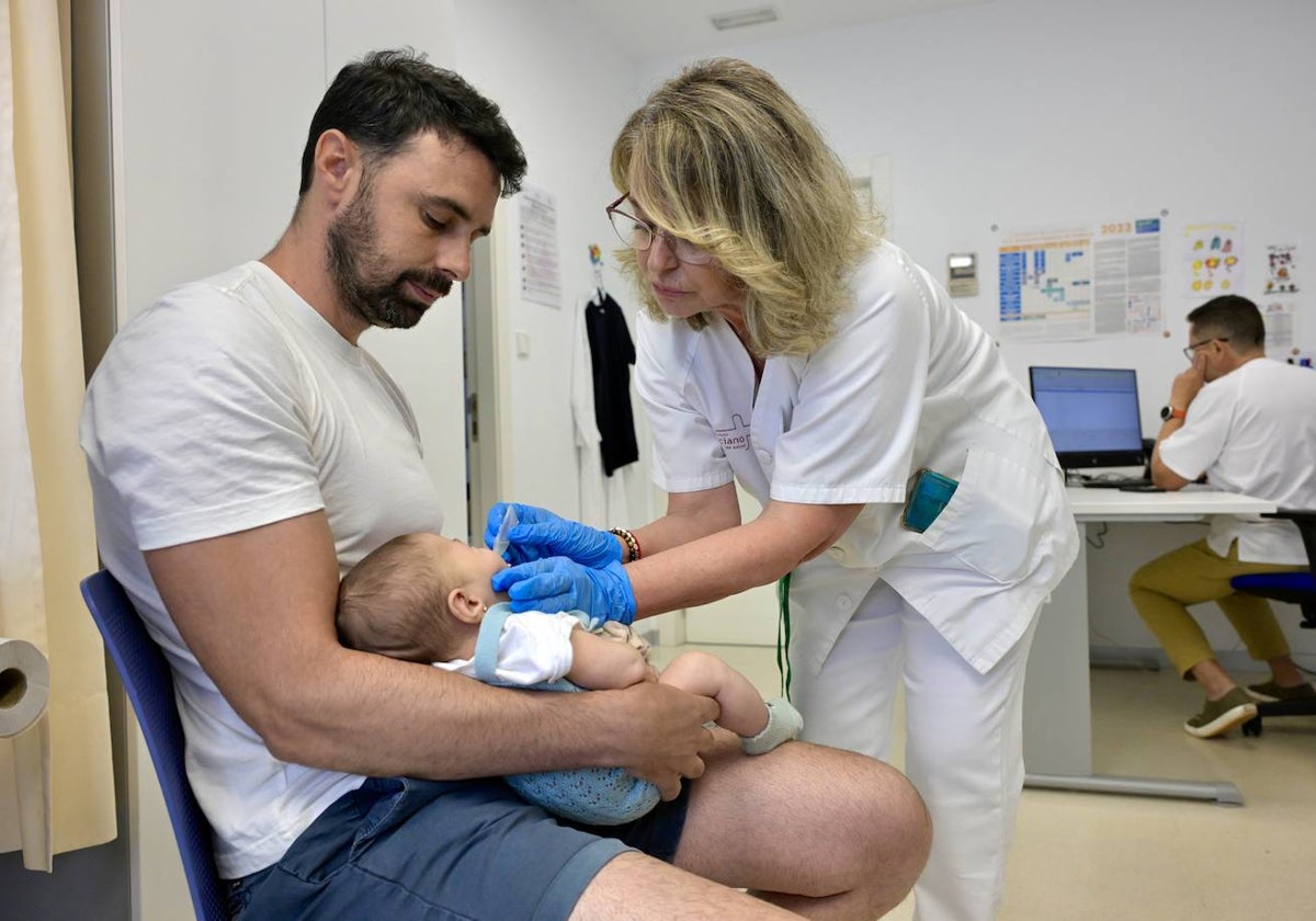 Una enfermera administra la vacuna a un bebé en el centro de salud Murcia Sur, este jueves.