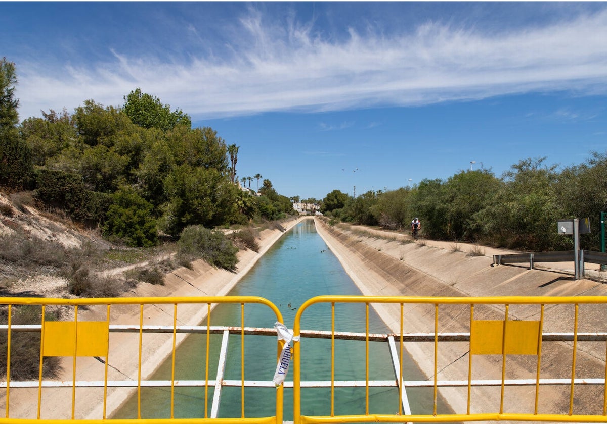 Canal del Postrasvase de la margen izquierda a su paso por la Vega Baja de Alicante.