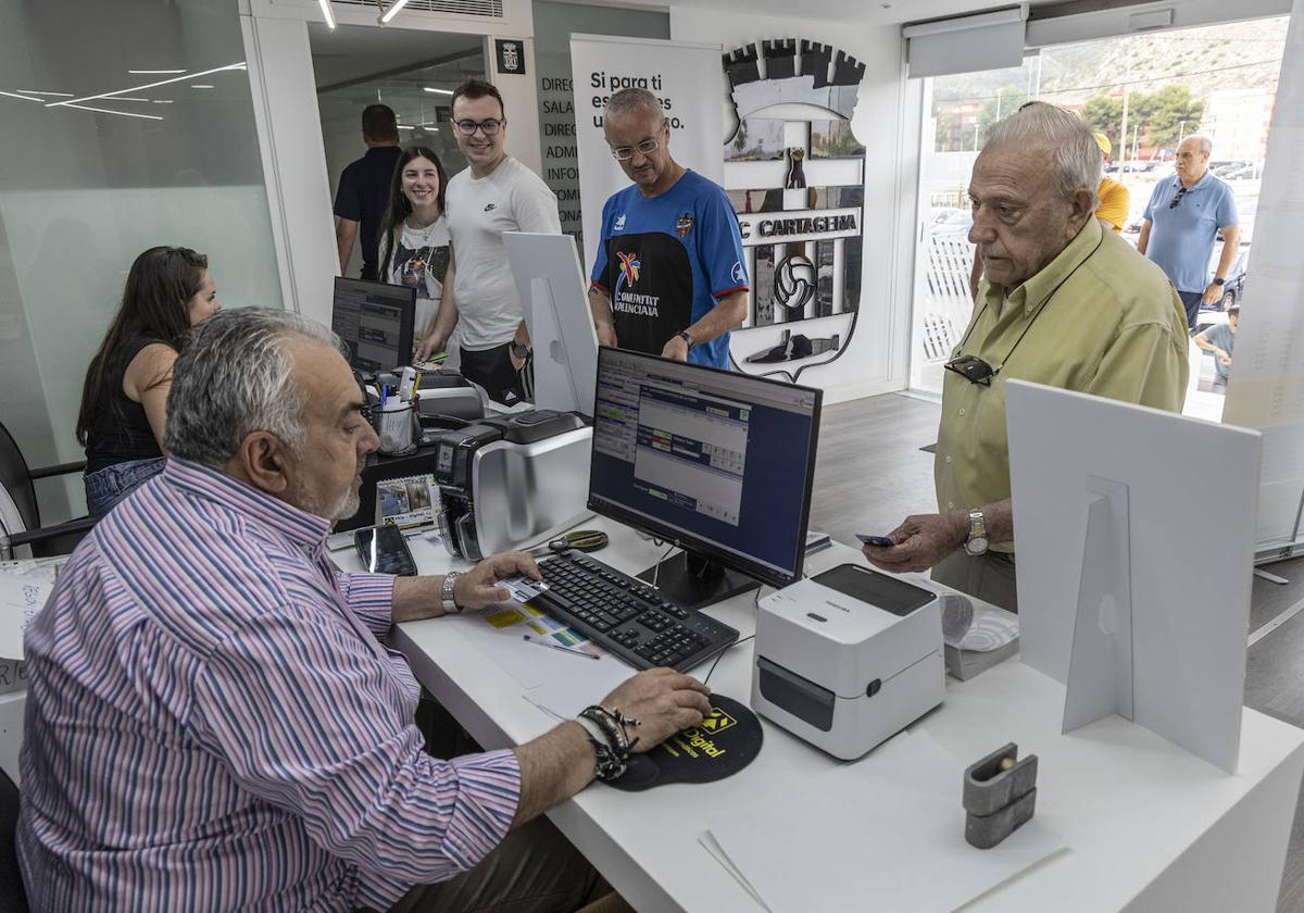 Aficionados del FC Cartagena sacan sus abonos, en una foto de archivo.