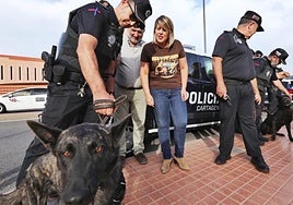 La alcaldesa Noelia Arroyo, con una camiseta del Rock Imperium, junto a los agentes y sus perros.