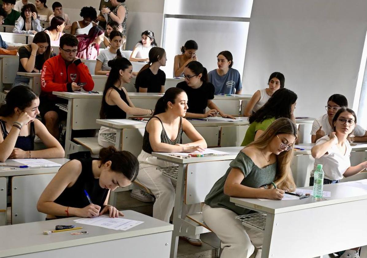 Alumnos se examinan de la Ebau en el Aulario Norte de la UMU.