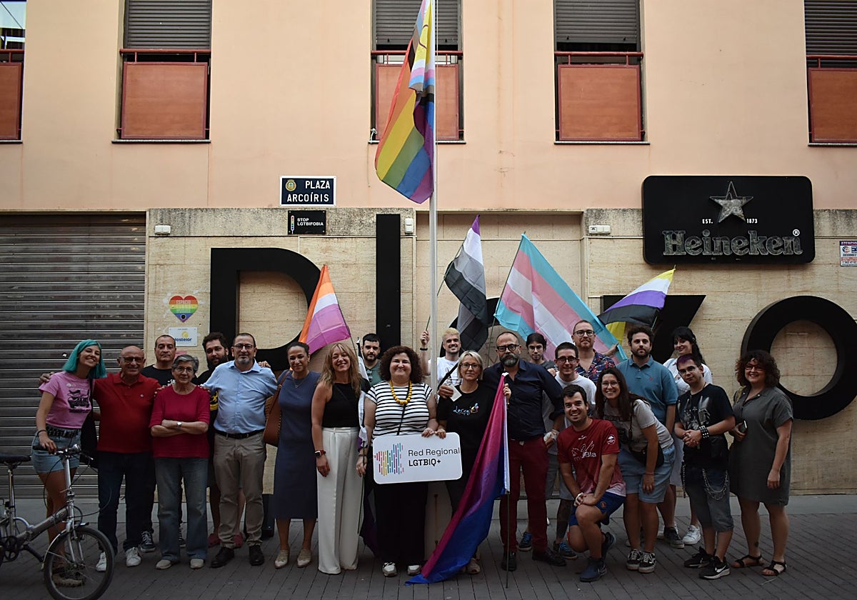 Acto de izado de la bandera LGTBI en la plaza Arcoiris.