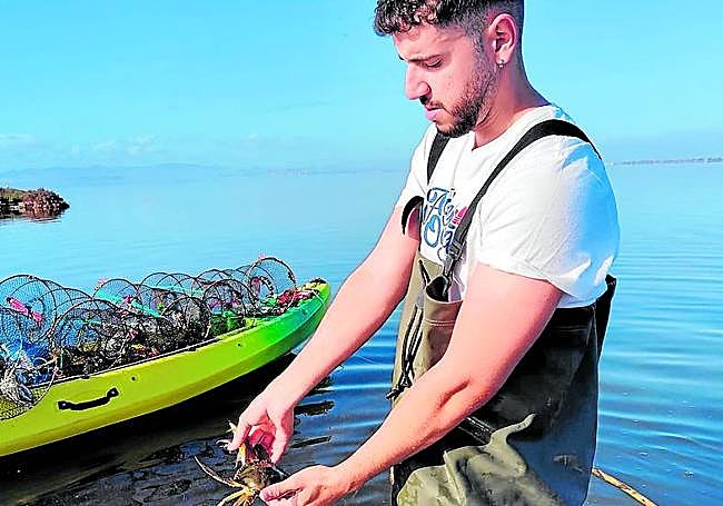 Antonio Andrés Herrero con un cangrejo en las manos.
