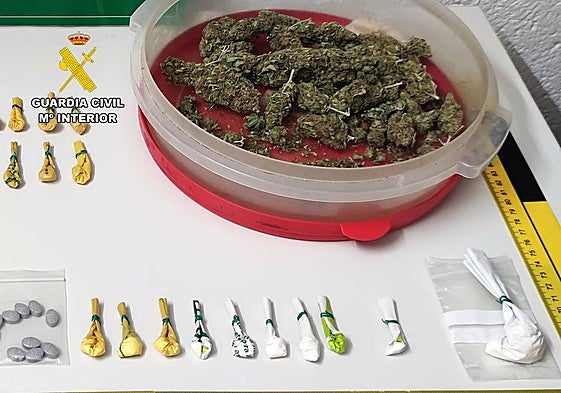 Los diferentes tipos de droga que encontraron durante el registro domiciliario.