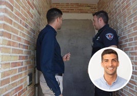 El alcalde acompaña a un agente a revisar el tapiado de una vivienda hace un par de meses.