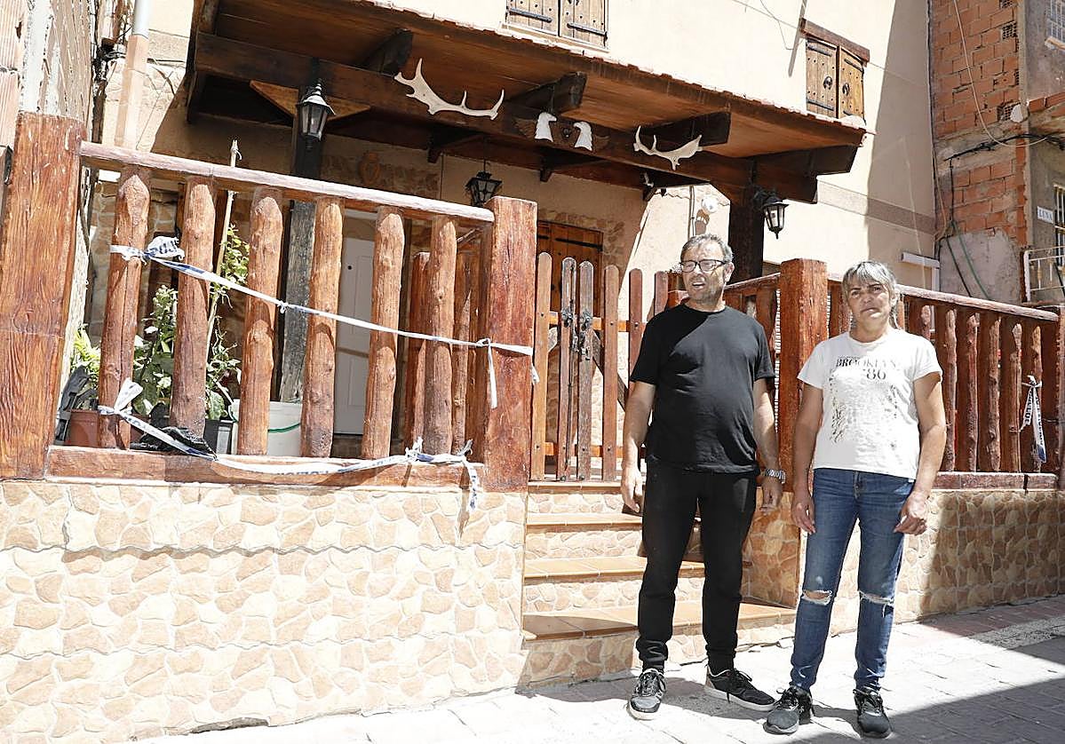 Francisco Martínez y su mujer ante la casa de la calle Tejeros que tuvieron que desalojar hace un año.